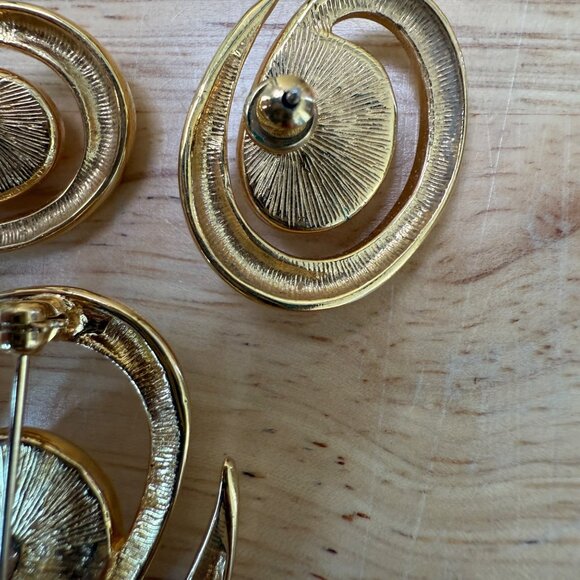 Monet Vintage Brooch & Pierced Earring Set Demi-Parure Gold Tone Faux Pearl Swir - Picture 6 of 8